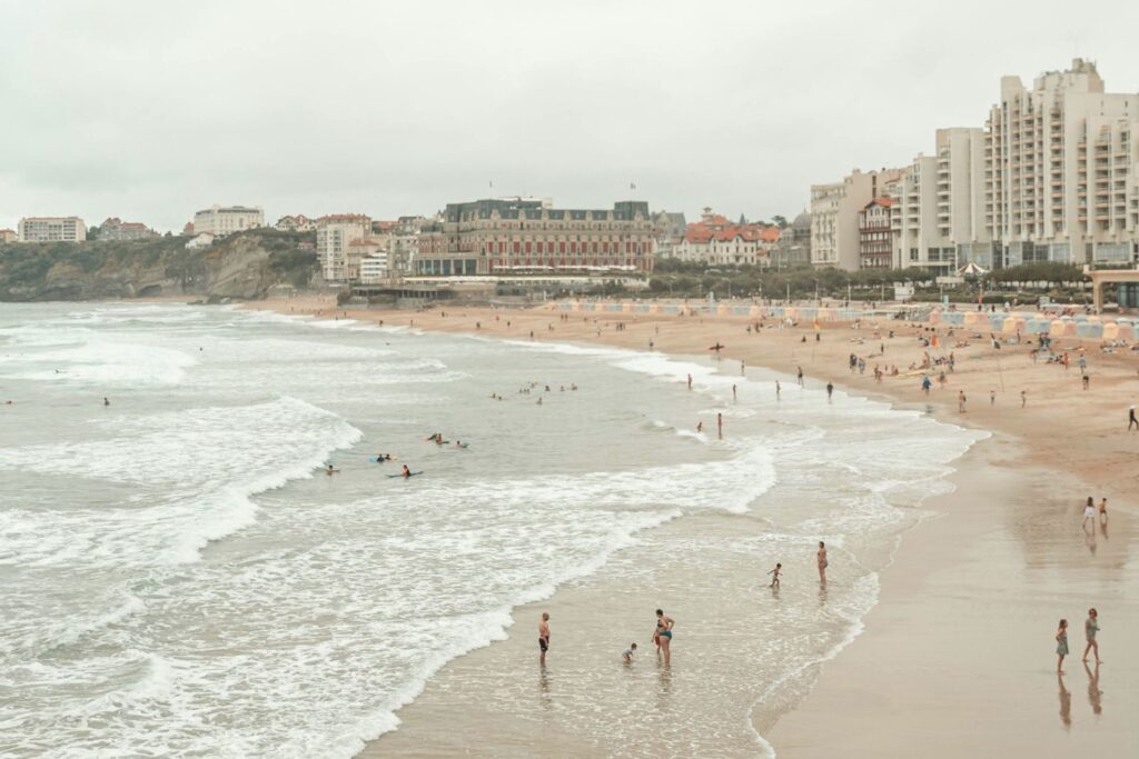 Anna, 34 ans, accompagnée à Bayonne pour une perte de sens après un changement de vie. Un travail sur l’ancrage, la respiration et le recentrage.
