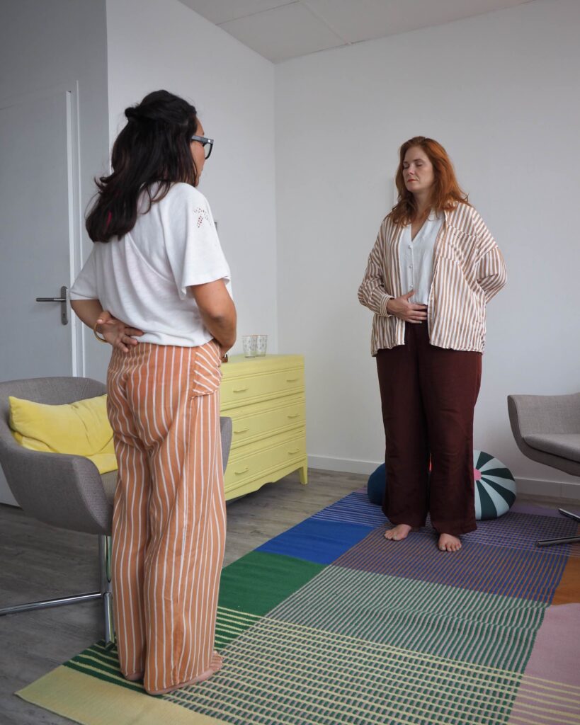 Séance de sophrologie professionnelle à Bayonne : deux femmes debout pratiquent un exercice de respiration guidée