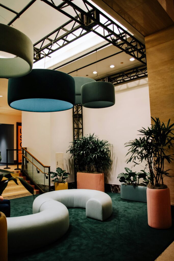 Groupe de salariés en sophrologie collective dans un espace calme d’entreprise à bayonne