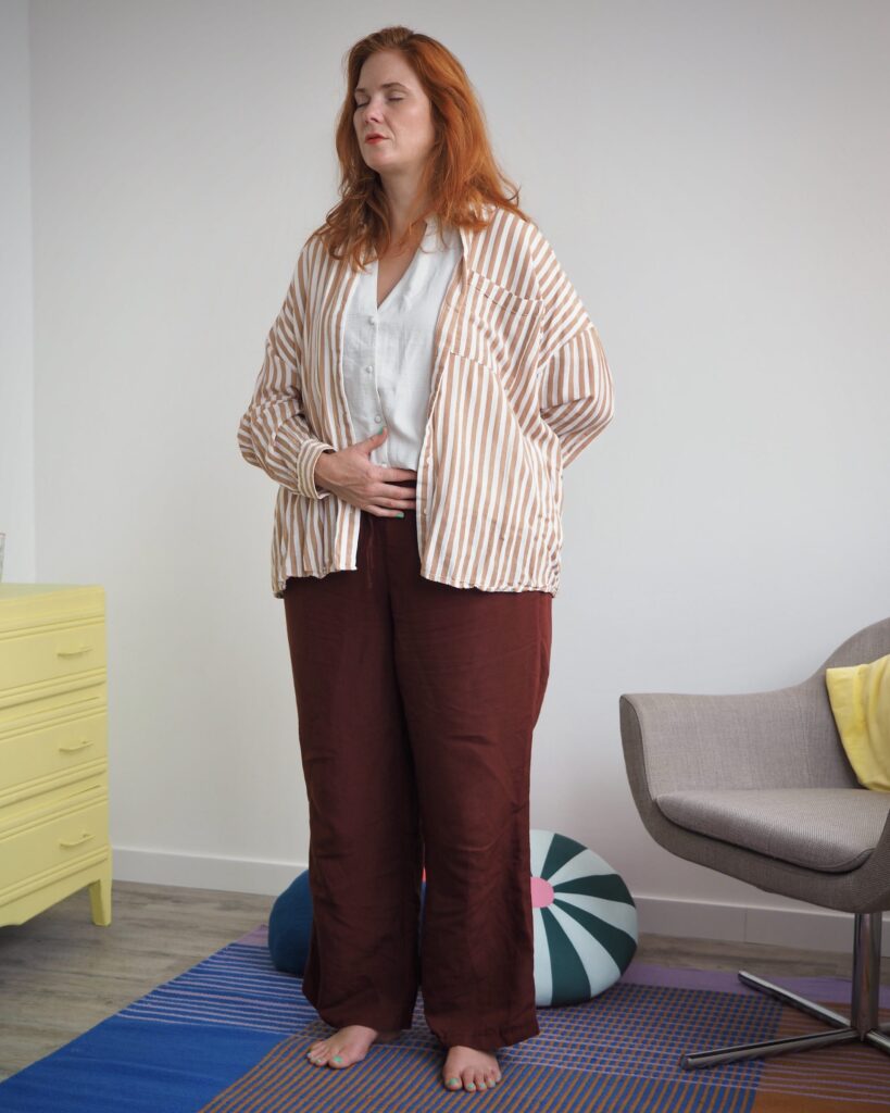 sophrologue Biarritz : Femme de 45 ans debout, en train de pratiquer un exercice de respiration