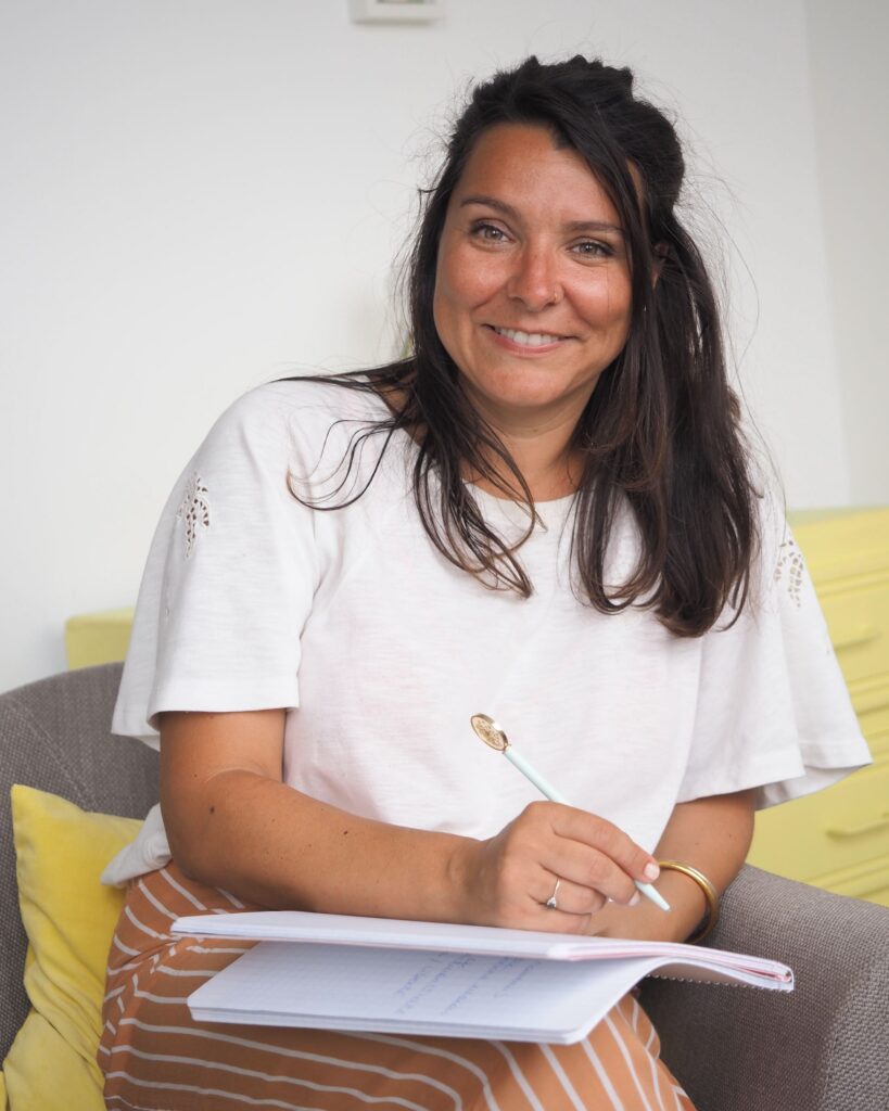 Éléonore Meyer prend des notes pendant une séance individuelle
