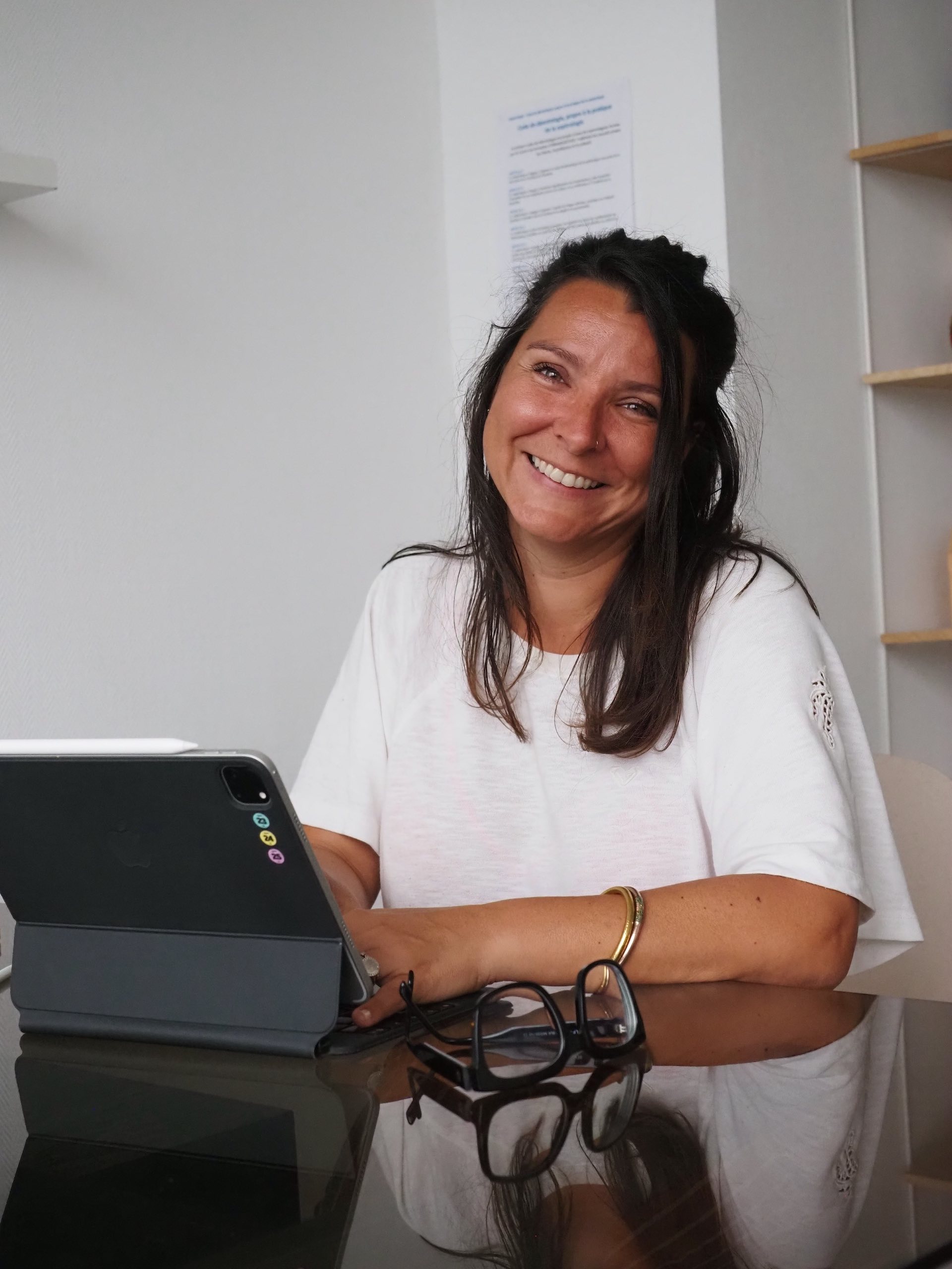 Éléonore, sophrologue à Biarritz, souriante et accueillante à son bureau-rendez-vous sophrologie Bayonne