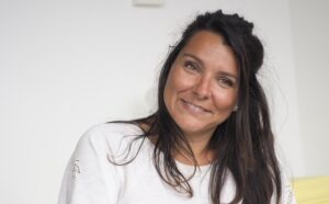 Éléonore lors d’une séance de sophrologie à Bayonne, guidant un participant dans des exercices de relaxation et de respiration.